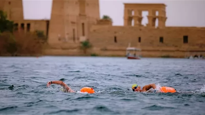 محافظ أسوان يتابع ختام بطولةأكوامان للسباحة أمام معبد فيله