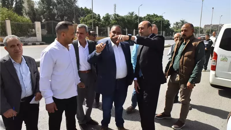 محافظ أسيوط يواجه زحام 