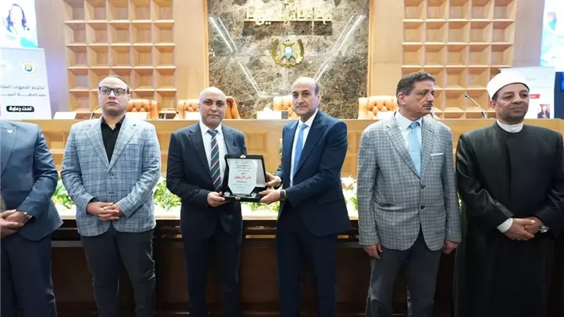محافظ أسيوط يشهد الاحتفال بعيد الأم ويكرم الأمهات المثاليات