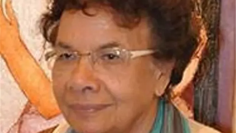 وزيرة الثقافة تنعى رحيل الفنانة التشكيلية زينب السجيتنى