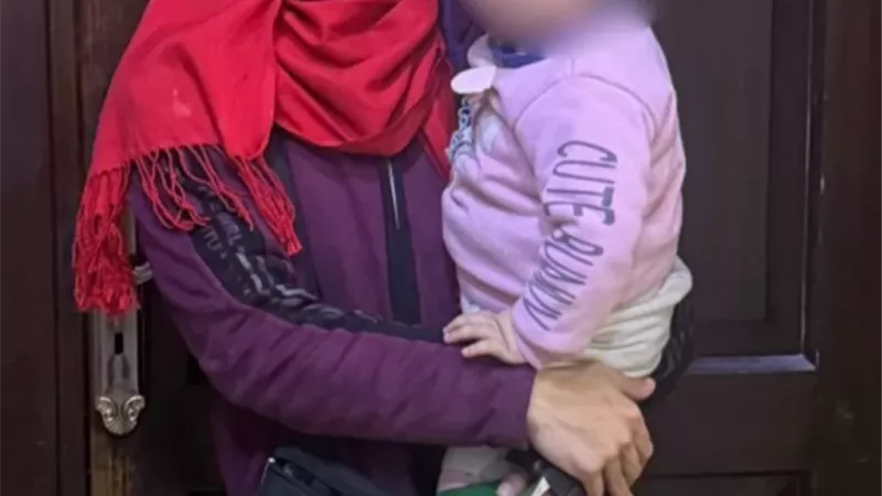 الأمن يضبط سيدة استغلت ابنتها في التسول والتعدي عليها