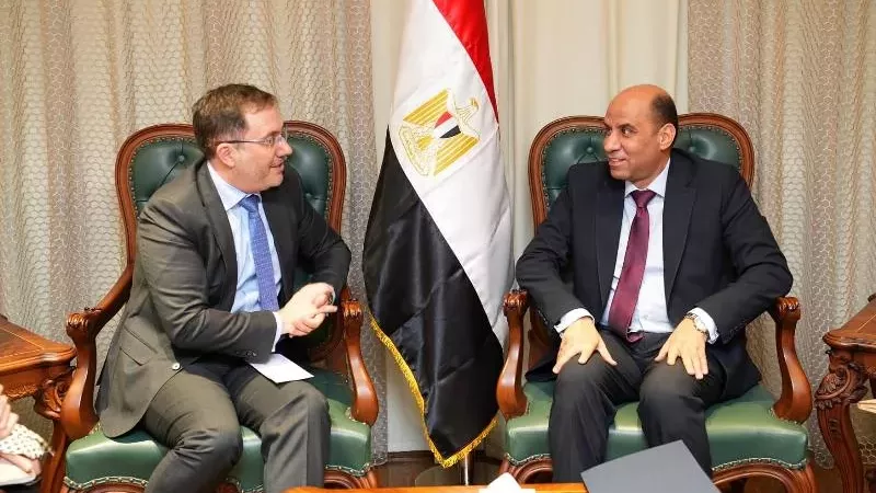 وزير العمل يلتقي سفير المملكة المتحدة لبحث تعزيز التعاون المشترك