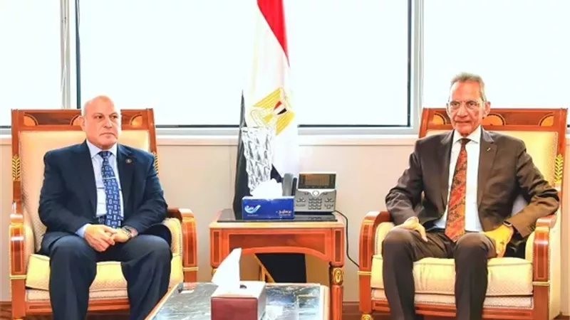رئيس النيابة الإدارية يهنئ وزير شئون المجالس النيابية بتوليه منصبه