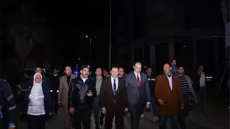 محافظ دمياط يتابع ميدانيا غلق المحال العامة بمنطقة المحور