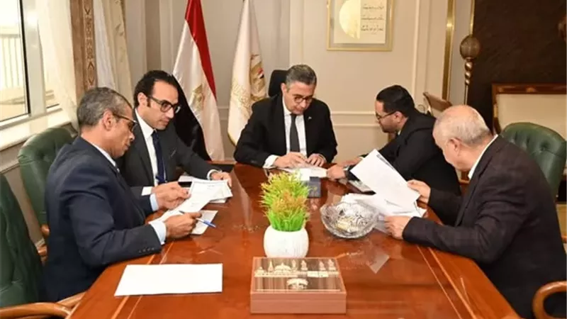وزير التموين يبحث مطالب المواطنين مع أعضاء النواب والشيوخ
