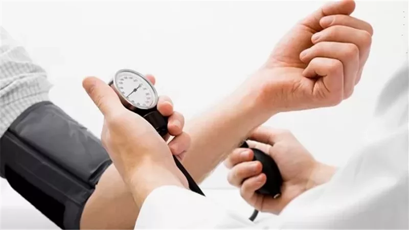 هل يخفض NMN ضغط الدم؟ دراسة تكشف تأثيرًا محدودًا للمكمل