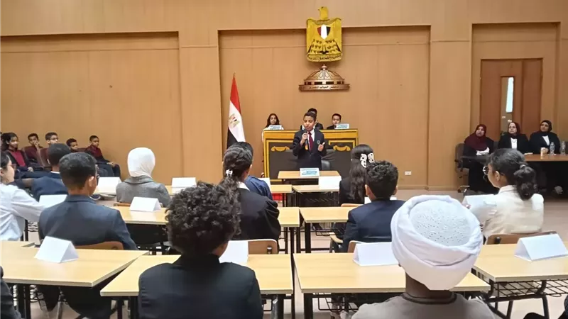 وكيل تعليم قنا يشهد نموذج محاكاة مجلس النواب لطلاب 