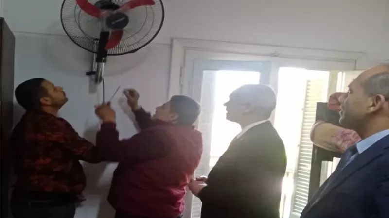نائب رئيس جامعة أسيوط يتابع تركيب مراوح حجرات مدينة الطالبات