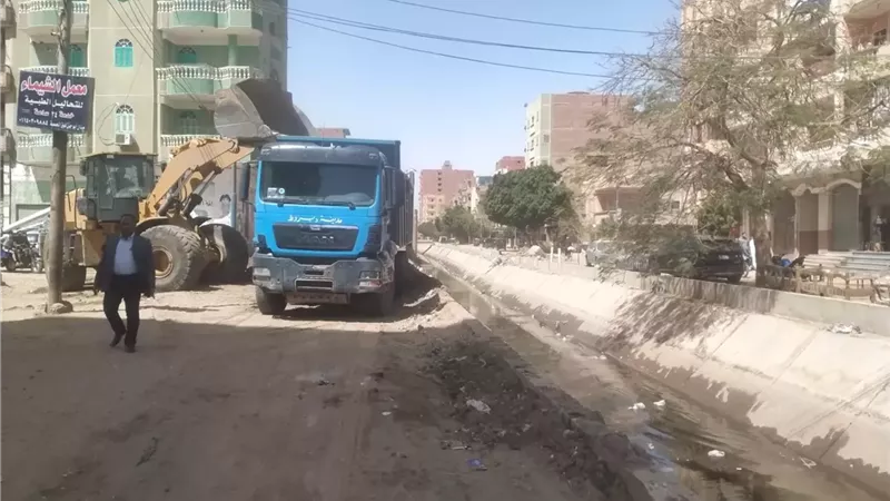 بدء تفعيل منظومة الجمع السكني للمخلفات بالبراجيل في الجيزة..صور