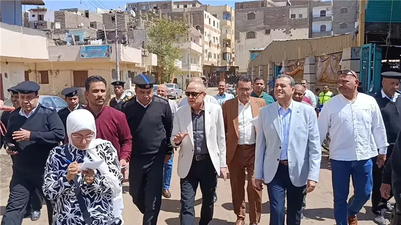محافظ الأقصر يتفقد الأسعار بسوق شرق السكة الحديد..صور
