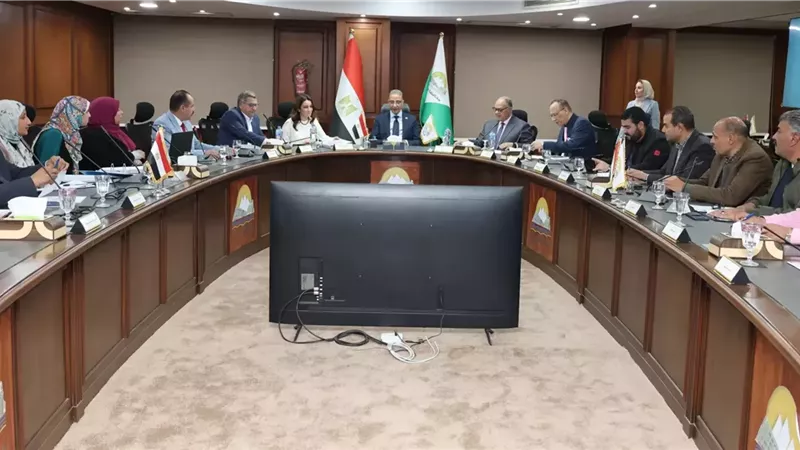 محافظ الجيزة يترأس اجتماع اللجنة العليا للإعلانات