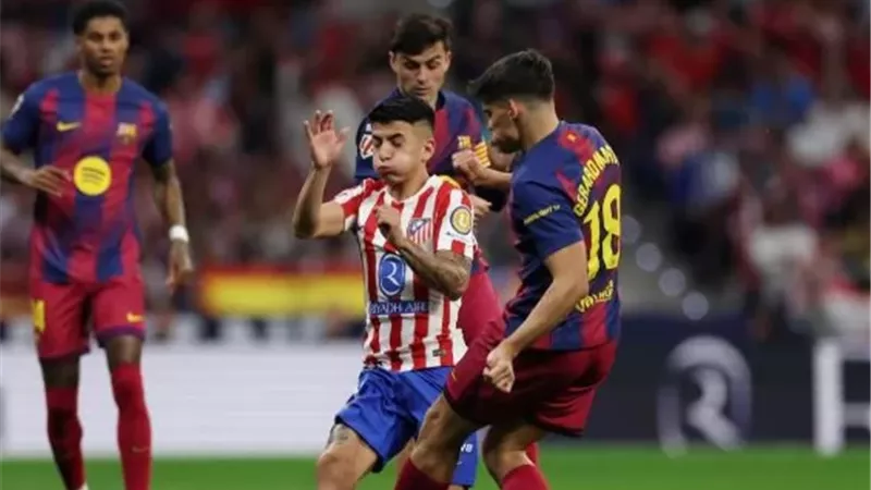 لجنة الحكام تكشف مدى صحة قرار إلغاء طرد لاعب برشلونة أمام أتلتيكو