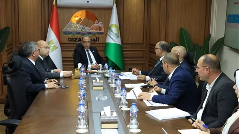 محافظ الجيزة يتابع مع رئيس مركز أبو النمرس جهود تحسين الخدمات