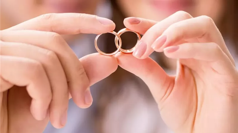 ما الذي يحل للزوج من زوجته بعد عقد القران وقبل الزفاف؟