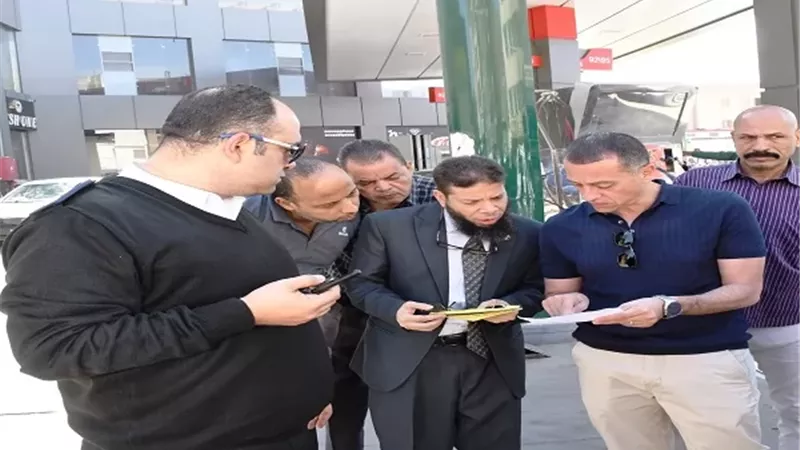 محافظ أسوان يفاجئ محطات الوقود ويؤكد : لا نقص فى المواد البترولية
