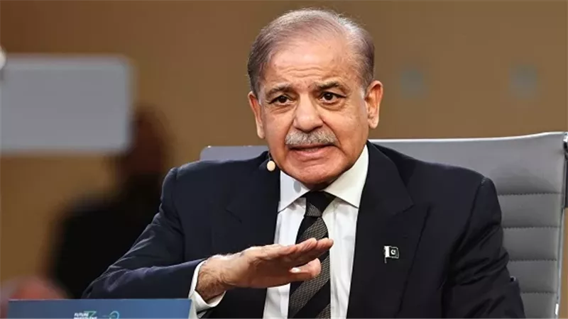 رئيس وزراء باكستان يحث جميع الأطراف على وقف إطلاق النار لمدة أسبوعين