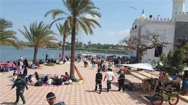 رئيس مدينة رشيد يتابع توافد المواطنين على قناطر ادفينا