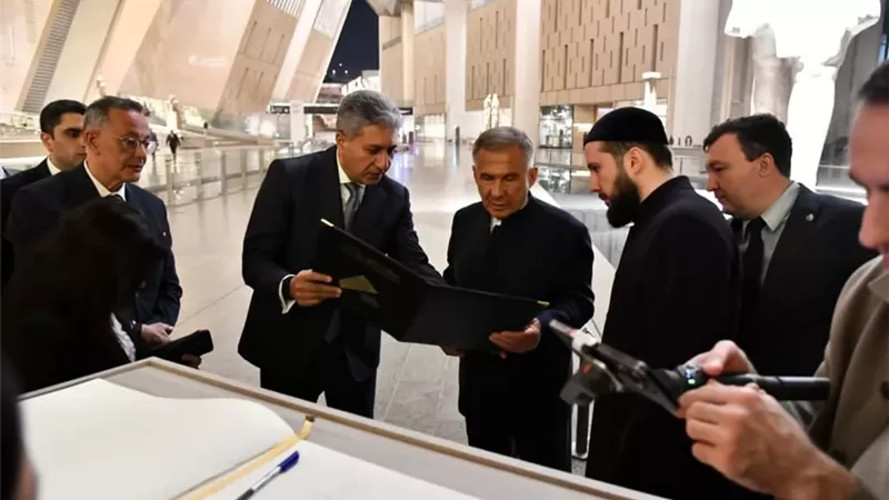 وزير السياحة يستقبل رئيس جمهورية تتارستان في جولة داخل المتحف المصري الكبير