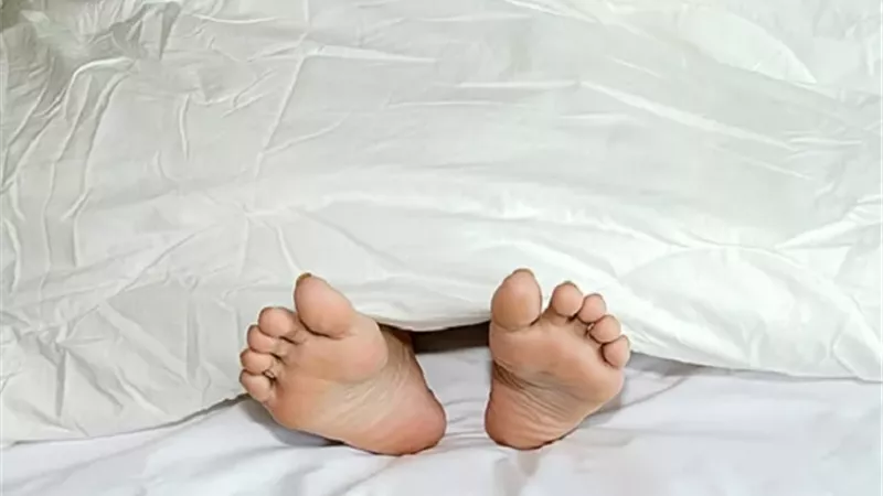 كيف تساعد حرارة القدمين على تنظيم النوم؟