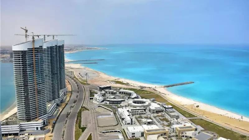 رئيس جهاز العلمين الجديدة يأمر بضغط جدول تنفيذ الأبراج الشاطئية