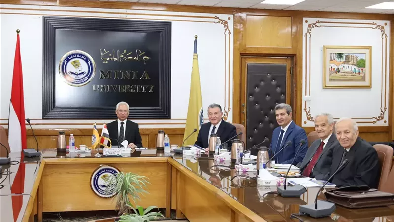رئيس جامعة المنيا يترأس لجنة اختيار عميد كلية الزراعة