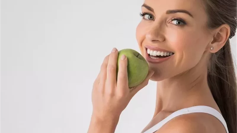 أطعمة بسيطة تمنحك ابتسامة أكثر بياضًا