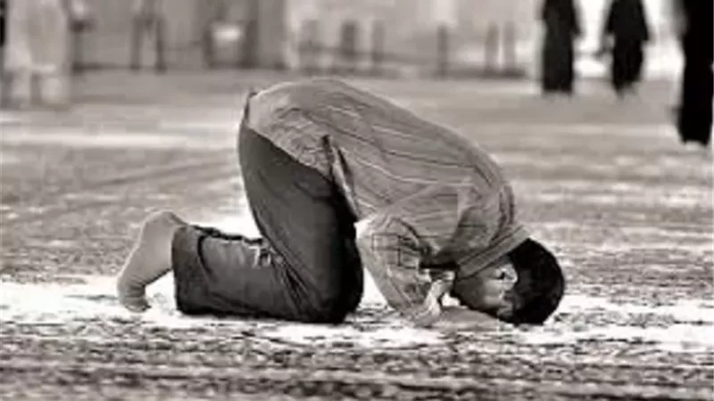 حكم قطع الصلاة لإنقاذ إنسان.. بين حفظ العبادة وحفظ النفس
