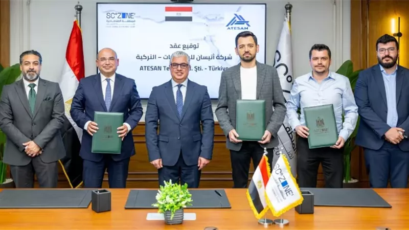 رئيس اقتصادية قناة السويس يشهد توقيع عقد مشروع 