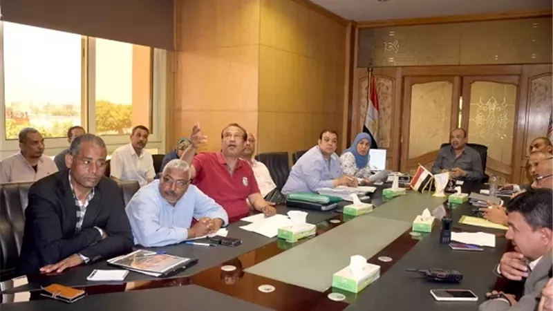 سكرتير عام الأقصر يعقد اجتماعاً موسعاً لبحث طرح الأراضى المستردة