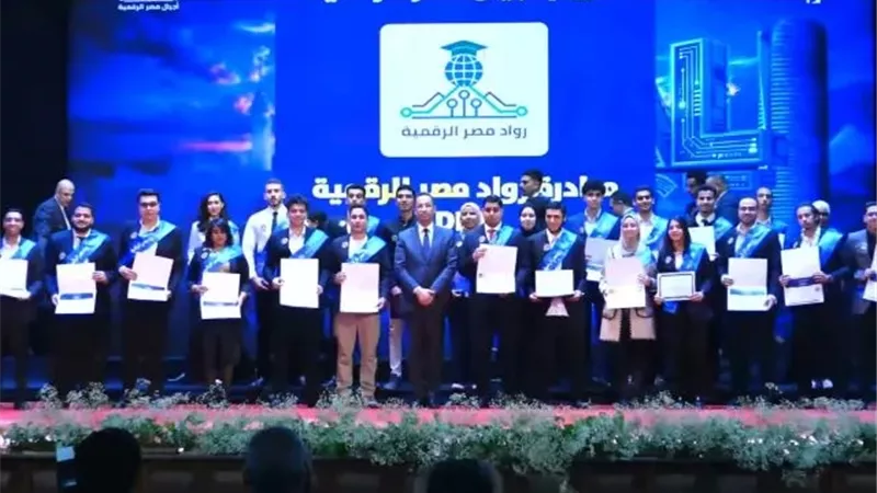 تفاصيل تكريم وزير الإتصالات لطلاب وخريجى الجامعة المصرية الروسية.. صور