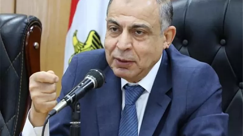 1528 ميكروباصًا حديثًا بالمنيا.. وكدوانى يمد مهلة التراخيص