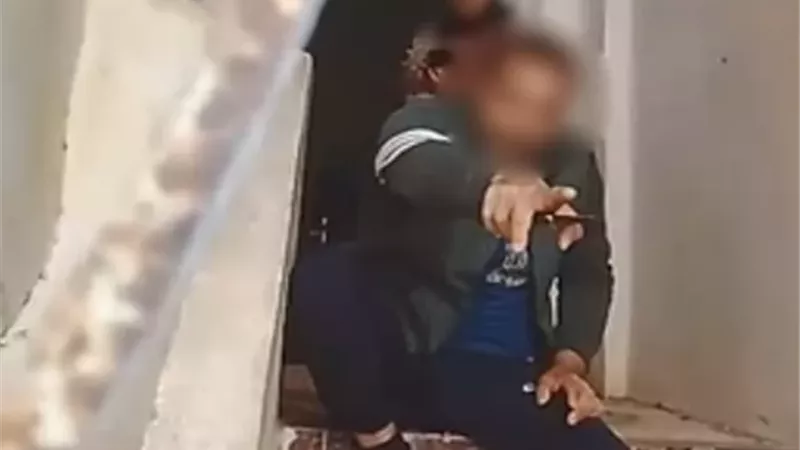 حبس المتهمين بالتعدي على طالبة ووالدتها ومنعهم من سكنهم بالبحيرة
