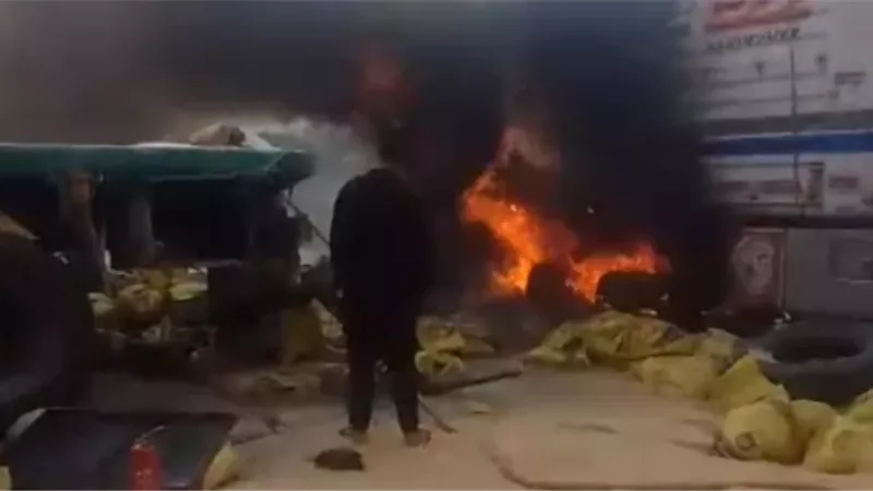 اشتعال النيران أثر تصادم سيارتين نقل على الطريق الدولي بكفر الشيخ