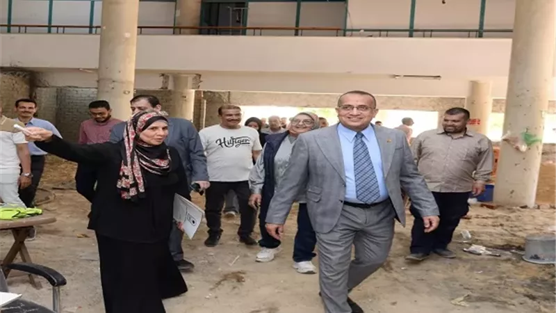 عميد طب أسيوط يتفقد أعمال الإحلال والتجديد بوحدة الكلى القديمة