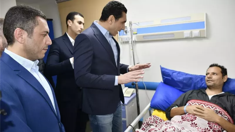 وزير الشباب يزور أحد عمال النظافة بنادي النادي