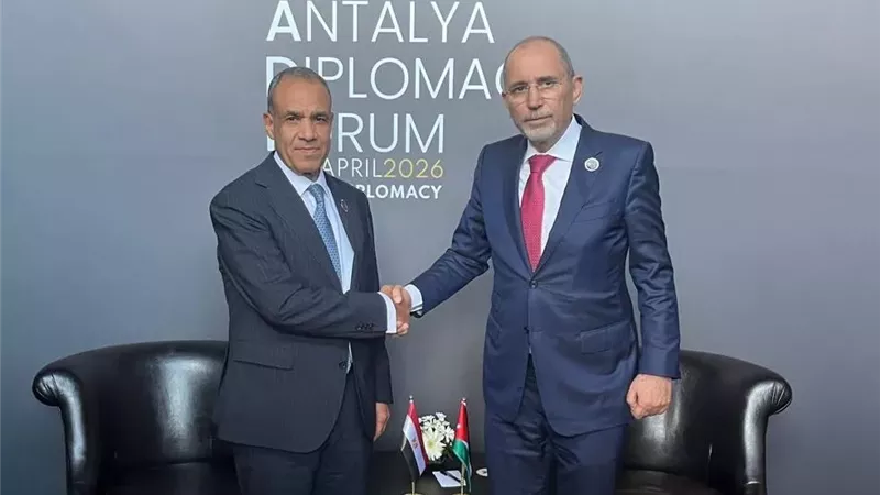وزير الخارجية يلتقي بنظيره الأردني على هامش منتدى أنطاليا الدبلوماسي