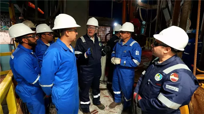 من قلب الصحراء.. وزير البترول يشارك العاملين ورديتهم الليلية بحفار EDC 73