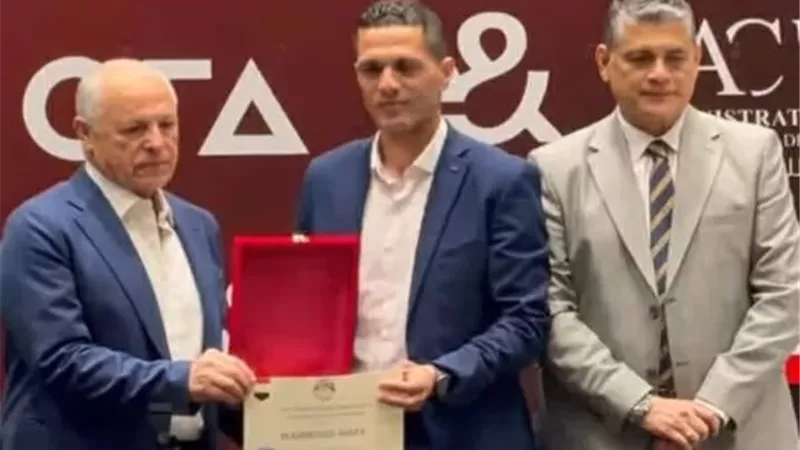 اتحاد الكرة يكرم الحكم محمود وفا