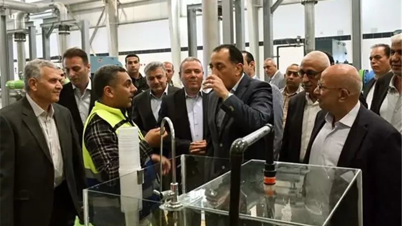 رئيس الوزراء يتفقد محطة تحلية مياه البحر بمدينة العريش