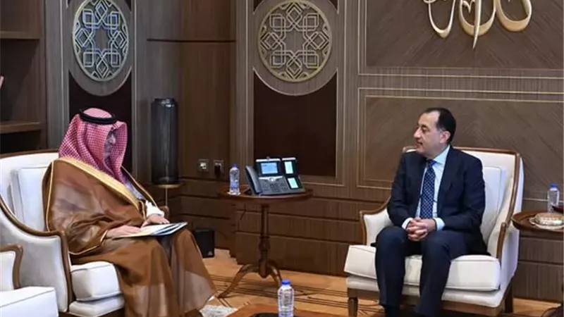 رئيس الوزراء يستقبل السفير السعودي لبحث تعزيز التعاون الاقتصادي