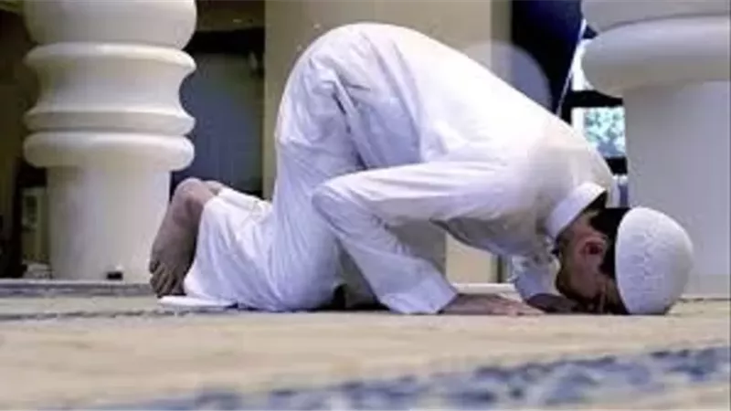صلاة النساء في الأماكن العامة أمام الرجال.. هل هي صحيحة؟