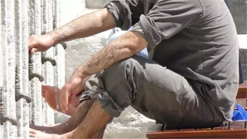 حكم وضوء كبير السنّ الذي تنزل منه قطرات بول لعذر