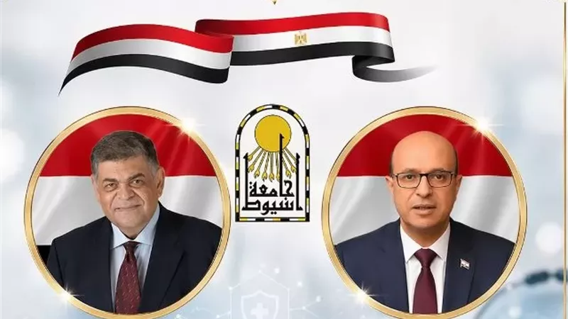 رئيس جامعة أسيوط يهنئ الدكتور أشرف حاتم