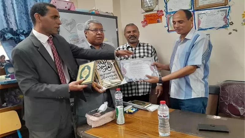 تكريم المتفوقين وحفظة القرآن الكريم بإدارة نقادة التعليمية