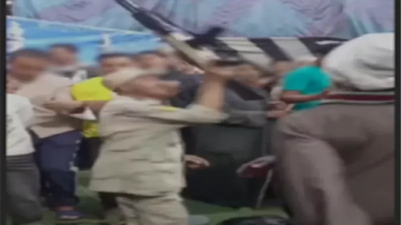 ضبط شخص ظهر بملابس أميرية وسلاح 