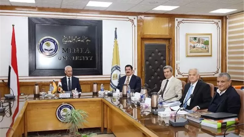 رئيس جامعة المنيا يترأس لجنة اختيار عميد كلية الطب