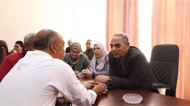 محافظ الإسماعيلية يستقبل 320 مواطنا ويستعرض مطالبهم