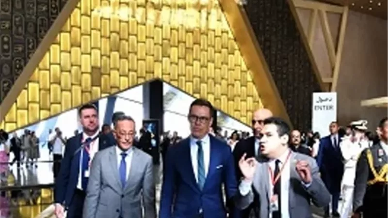 رئيس جمهورية فنلندا يزور المتحف المصري الكبير ومنطقة أهرامات الجيزة
