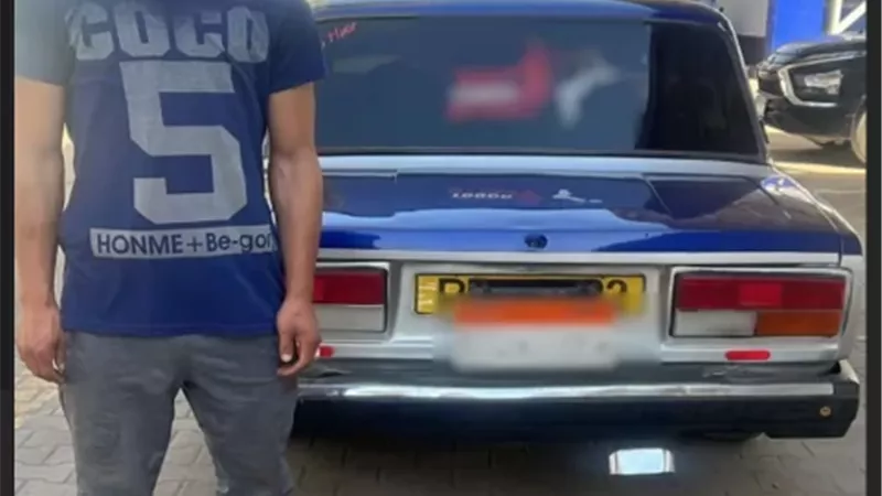 سقوط سائق سيارة أجرة طمس لوحاته المعدنية بسوهاج