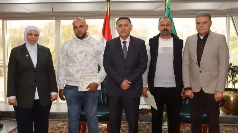 محافظ القليوبية يكرم سائقين تحديا النيران وأوقفا امتداد حريق القناطر الخيرية